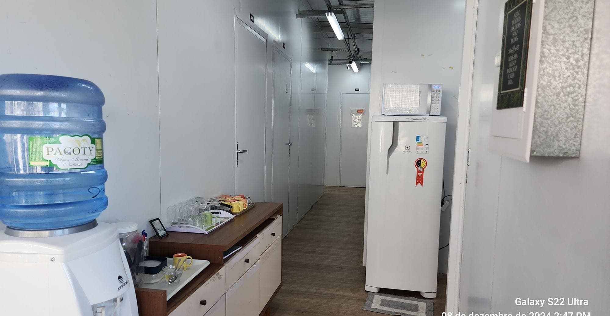 Copa equipada do Coworking Parquelândia em Fortaleza — café, água e chás inclusos