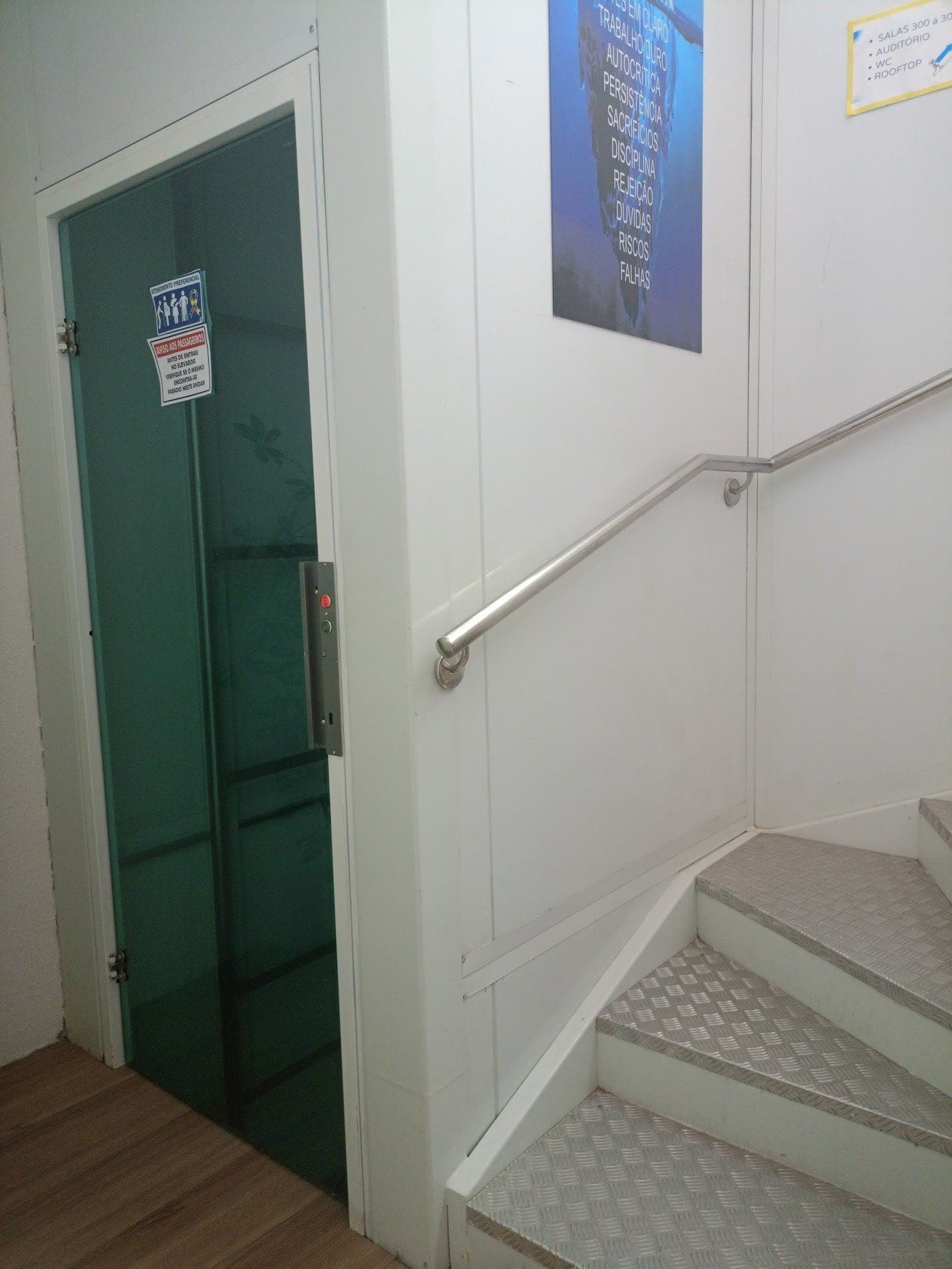 Elevador do Coworking Parquelândia em Fortaleza — acesso fácil a todos os pavimentos