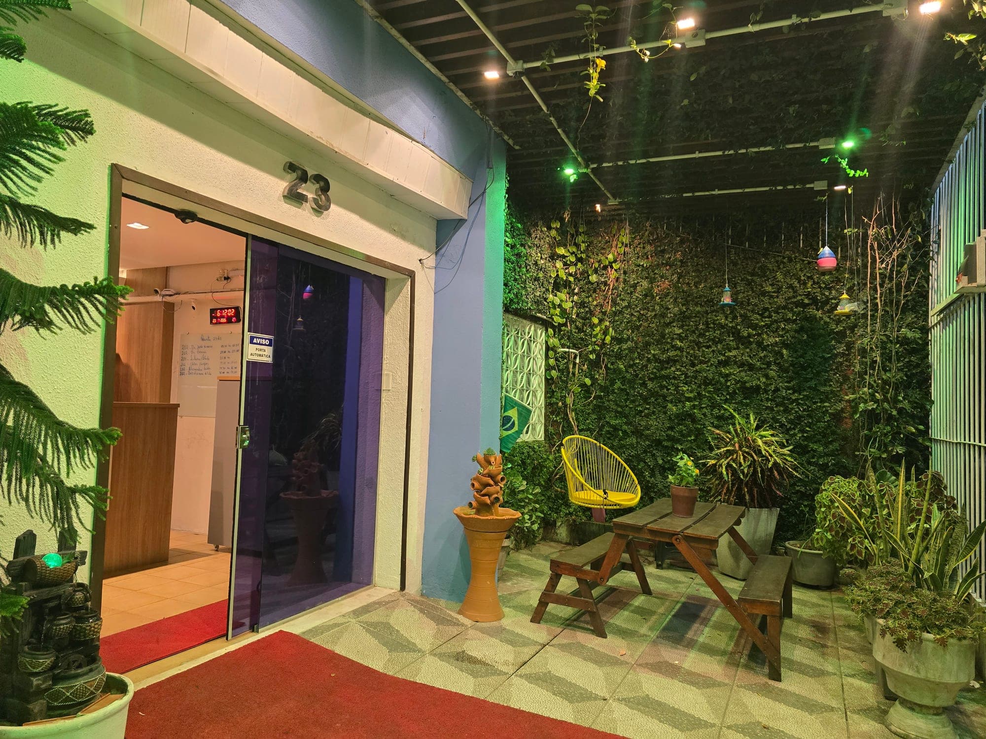 Entrada do Coworking Parquelândia em Fortaleza — recepção de quem chega para uma reunião